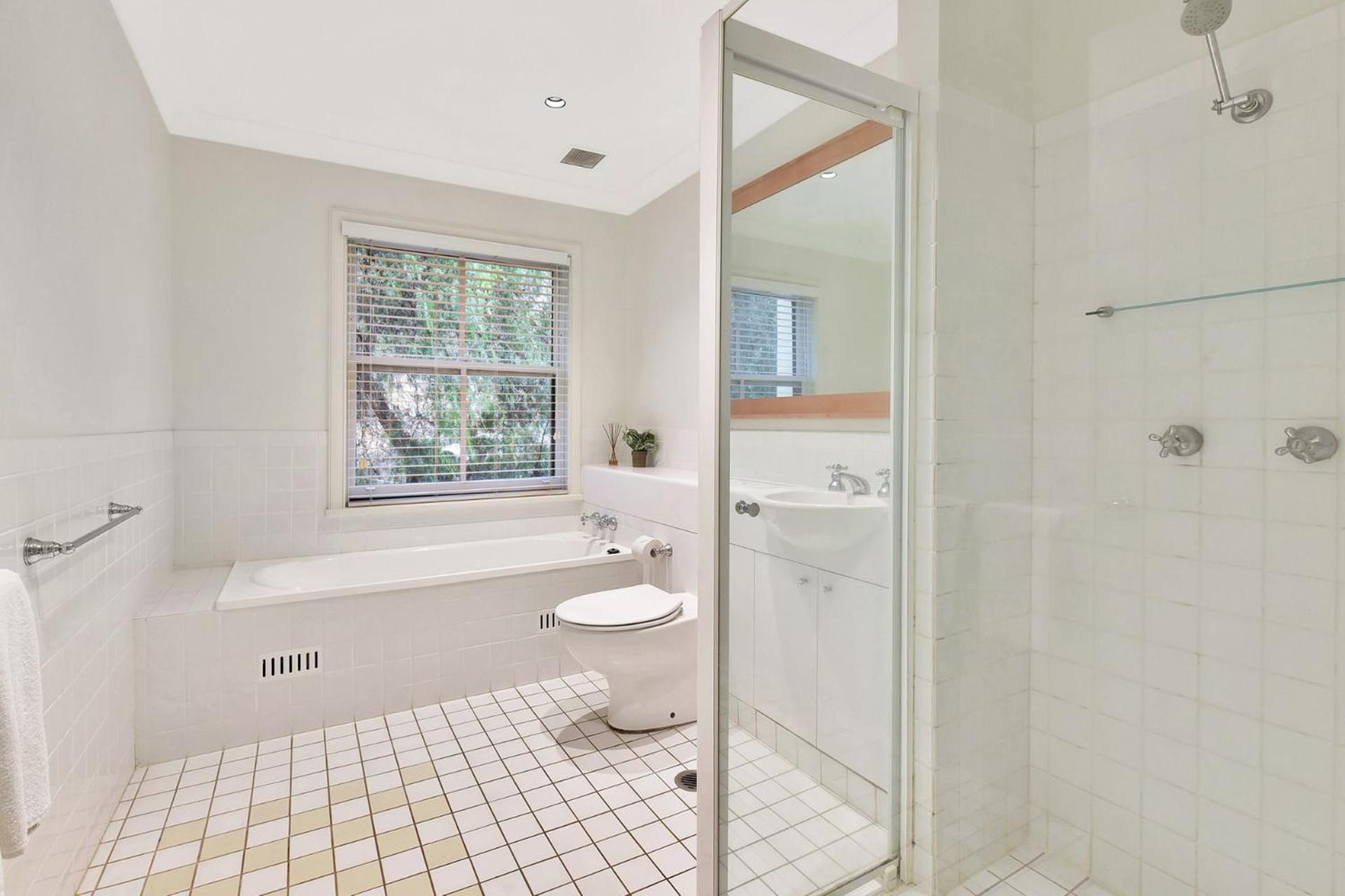 3br Chardonnay Located Within Cypress Lakes *